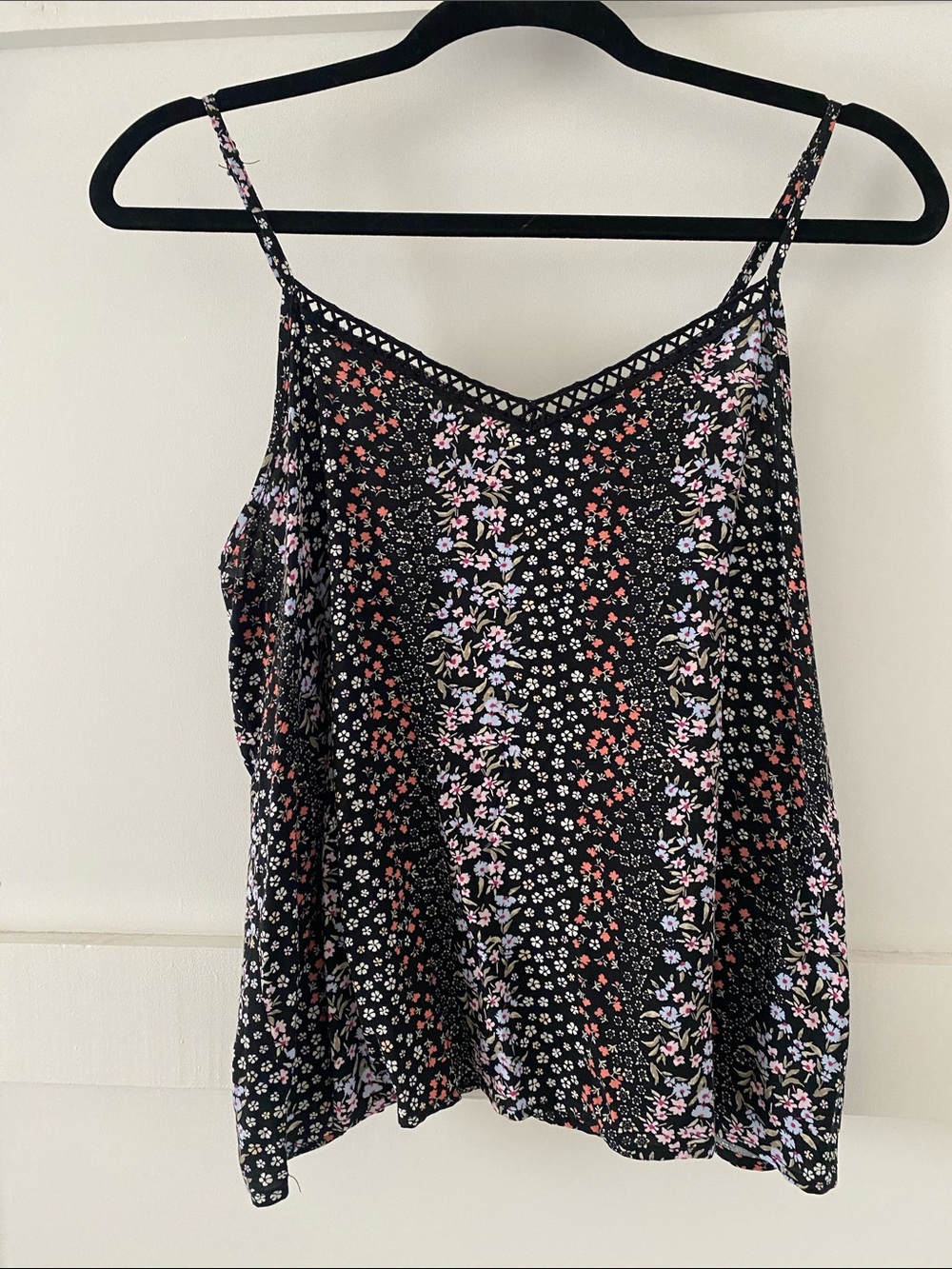 SO Black Floral V-Neck Adjustable Spaghetti Strap Cami